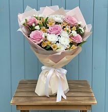 Букет цветов из:  Гвоздики, Орхидеи и Розы в Суоярви