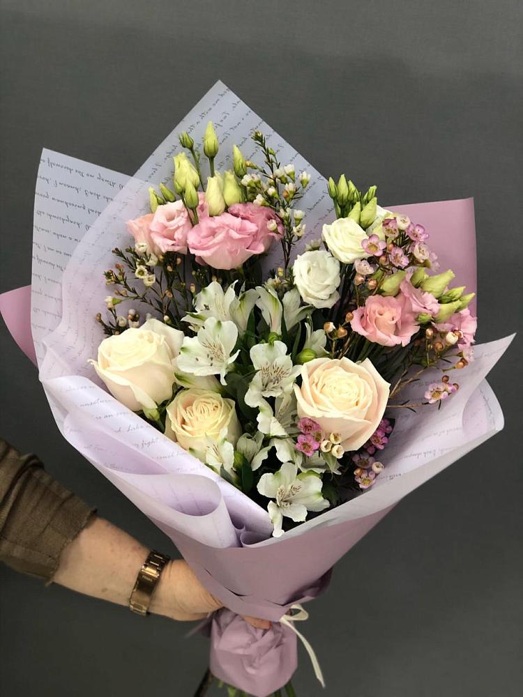 Букет цветов из: Альстромерии, Розы и Лизиантусы в Суоярви