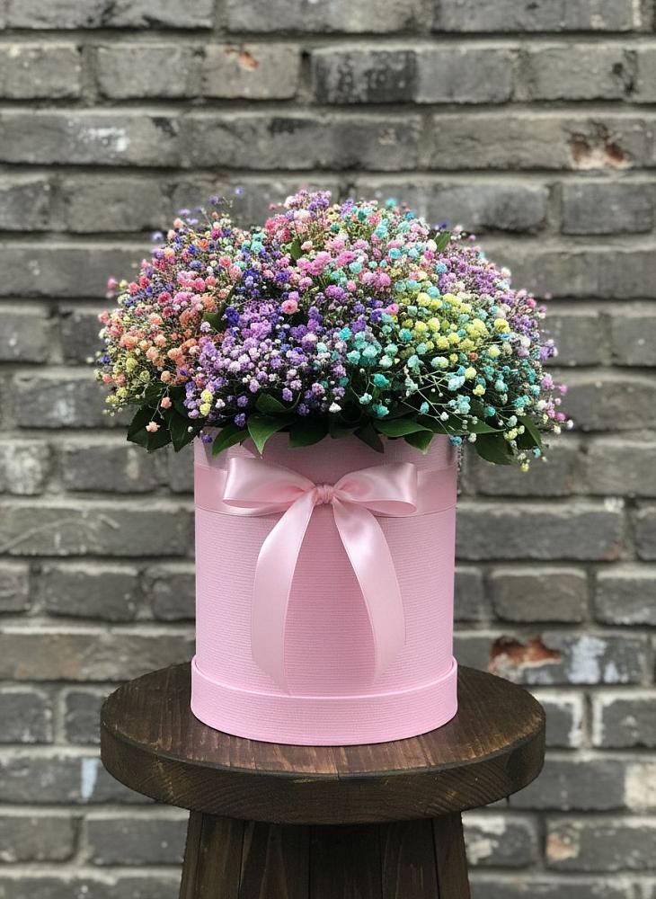 Цветочная композиция из Гипсофила и Розы в шляпной коробке в Суоярви
