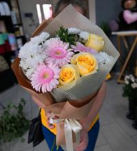 Букет цветов из:  Герберы, Розы и Хризантемы в Суоярви