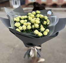 Букет Белые кустовые розы Солинеро в Суоярви