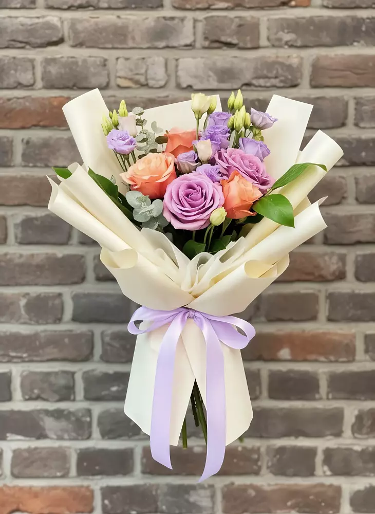 Букет цветов из: Лизиантусы и Розы в Суоярви