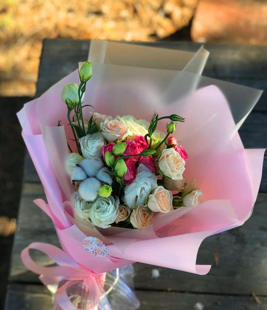 Букет цветов из: Розы и Лизиантусы в Суоярви