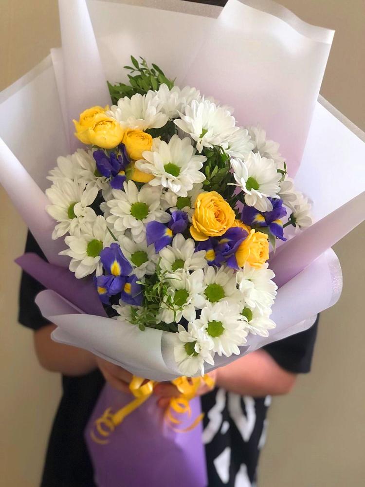 Букет цветов из: Ирисы, Хризантемы и Розы в Суоярви