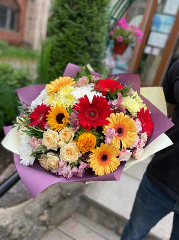 Букет цветов из: Герберы, Ромашки, Хризантемы, Розы и Подсолнухи в Суоярви