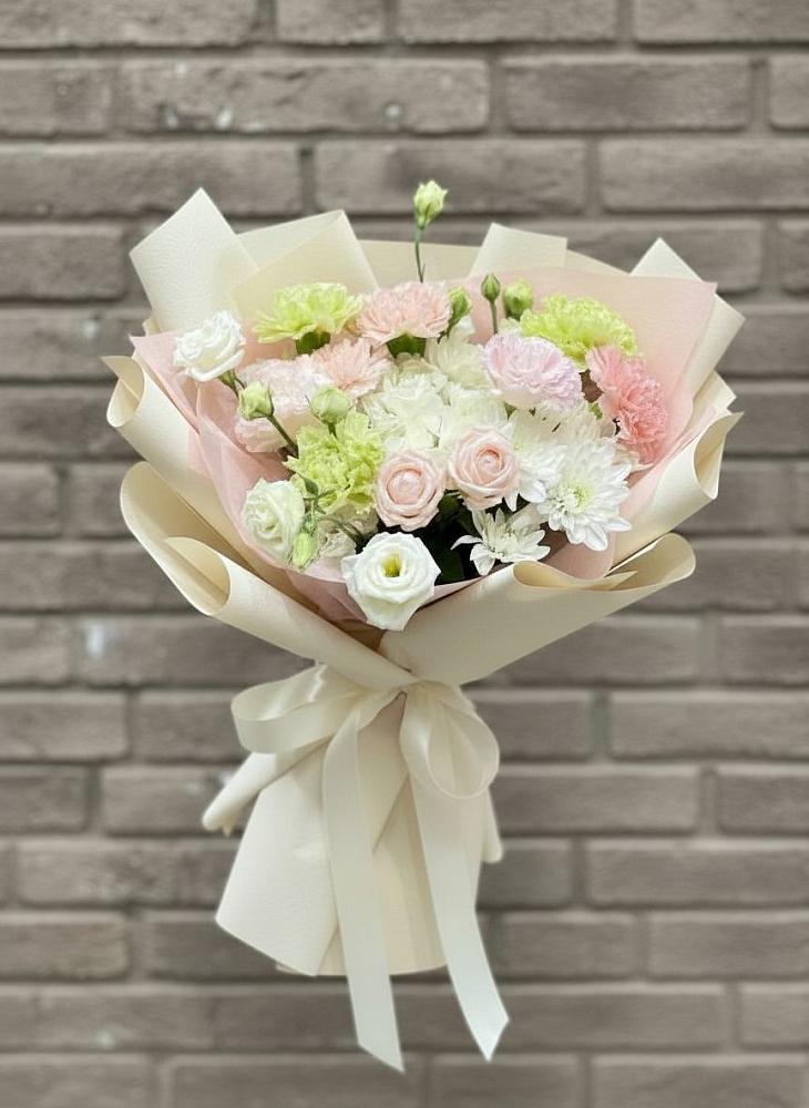 Букет цветов из: Гвоздики, Розы, Лизиантусы и Хризантемы в Суоярви