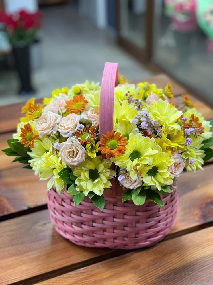 Цветочная композиция из Хризантемы и Розы в корзине в Суоярви
