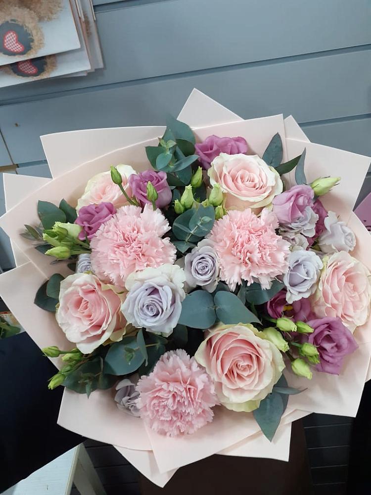 Букет цветов из: Розы, Гвоздики и Лизиантусы в Суоярви