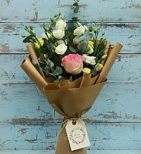 Букет цветов из:  Розы и Лизиантусы в Суоярви